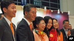 梁振英和家人獲選後讓記者拍照