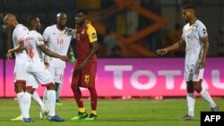 Les joueurs se saluent après le match de football entre la Ghana et le Bénin organisé par la Coupe d'Afrique des Nations (CAN) en 2019 au Stade Ismailia le 25 juin 2019.