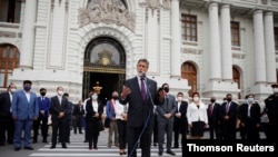 Francisco Sagasti, del centrista Partido Morado, habla con la prensa tras ser elegido por el Congreso peruano como presidente interino del país, en Lima, el lunes 16 de noviembre de 2020.