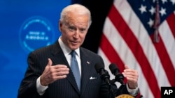 Presiden Joe Biden menjawab pertanyaan dari wartawan di kompleks Gedung Putih, di Washington, 25 Januari 2021. (Foto: AP)