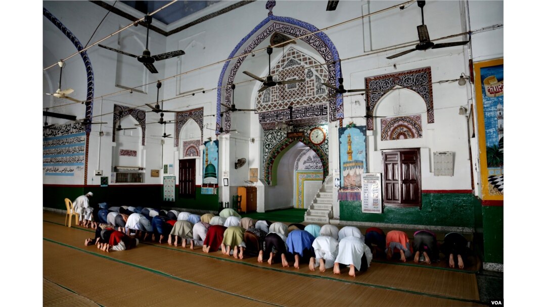 People praying at Budaun’s Shamsi Jama Masjid on Oct. 20, 2022. Although it is a currently functioning mosque, the Hindu nationalist group Akhil Bharat Hindu Mahasabha claims that Muslims stopped praying here 'decades ago.' (Shaikh Azizur Rahman/VOA)