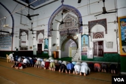 People praying at Budaun’s Shamsi Jama Masjid on Oct. 20, 2022. Although it is a currently functioning mosque, the Hindu nationalist group Akhil Bharat Hindu Mahasabha claims that Muslims stopped praying here 'decades ago.' (Shaikh Azizur Rahman/VOA)