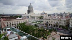 Un touriste sur le toit d'un centre commercial Belle Epoque récemment rénové à La Havane, Cuba, le 9 mai 2018