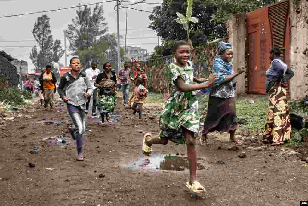 Residents run off after observing members of the M23 armed group walking through a street of the Keshero neighborhood in Goma, Jan. 27, 2025.&nbsp;The besieged city of Goma was rocked by heavy artillery fire as France warned the regional capital was on the brink of falling to militia fighters and Rwandan troops. The M23 armed group and Rwandan soldiers entered Goma&#39;s centre on the night of Jan. 26, 2025 after weeks of advancing on the main city in the mineral-rich North Kivu province.