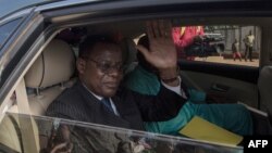 Le chef de l'opposition camerounaise Maurice Kamto est assis à l'arrière d'une voiture alors le 5 octobre 2019, jour de sa sortie de prison de Yaoundé.