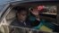 Le chef de l'opposition camerounaise Maurice Kamto est assis à l'arrière d'une voiture alors le 5 octobre 2019, jour de sa sortie de prison de Yaoundé.