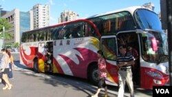 在台北 乘載陸客團的台灣旅遊巴士。                               