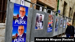 Des affiches de campagne de Jean-Marc Pujol, maire de Perpignan et candidat du parti Les Republicains à la municipale, à l'hôtel de ville de Perpignan, France, le 10 mars 2020. (REUTERS/Alexandre Minguez)