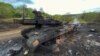 Ostaci ruskog tenka T-90M, koji su uništile ukrajinske snage, nedaleko od sela Stari Saltiv, u oblasti Harkova, tokom ruske invazije na Ukrajinu, 9. maja 2022.