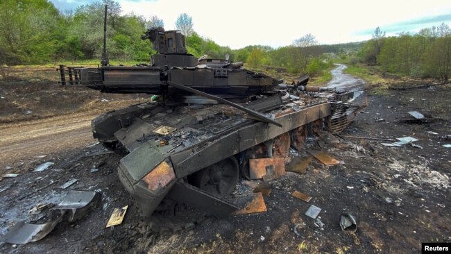 Xác xe tăng chiến đấu chủ lực của Nga T-90M Proryv bị Lực lượng vũ trang Ukraine tiêu diệt gần làng Staryi Saltiv, ở vùng Kharkiv, Ukraine, ngày 9 tháng 5 năm 2022.