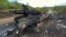 Xác xe tăng chiến đấu chủ lực của Nga T-90M Proryv bị Lực lượng vũ trang Ukraine tiêu diệt gần làng Staryi Saltiv, ở vùng Kharkiv, Ukraine, ngày 9 tháng 5 năm 2022.