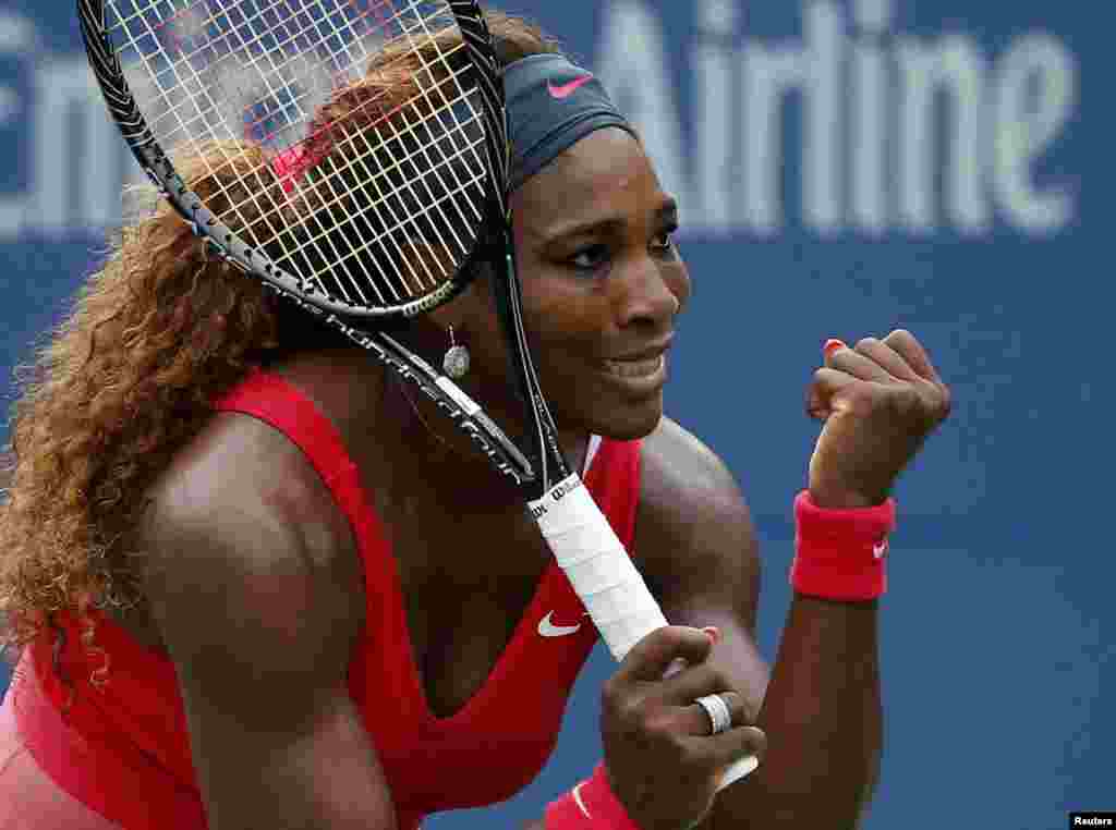 Tay vợt Mỹ Serena Williams vui mừng sau khi thắng tay vợt đồng hương Sloane Stephens tại giải US Open ở New York.