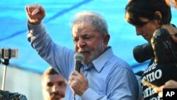 Mantan Presiden Brazil Luiz Inacio Lula da Silva berpidato dihadapan pendukungnya di Porto Alegre, Brazil, 23 Januari 2018. 