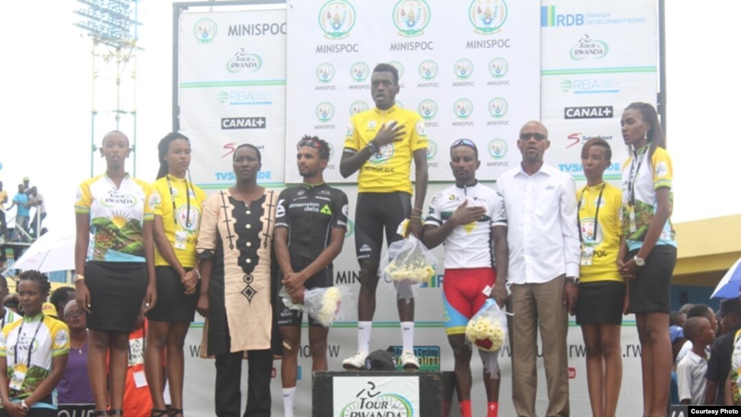 Valens Ndayisenga (hagati) amaze gutsinda Tour du Rwanda