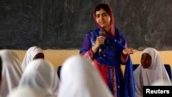 Pakistani Nobel Peace Prize laureate Malala Yousafzai addresses students at the Nasib Secondary School in Ifo2 area of Dadaab refugee camp during celebrations to mark her 19th birthday near the Kenya-Somalia border, July 12, 2016. 