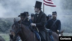 Aktor Daniel Day Lewis berperan sebagai presiden AS ke-16 Abraham Lincoln. (Foto: Dok)