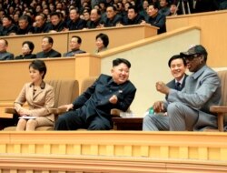 지난 2014년 1월 평양을 방문한 전 미 농구선수 데니스 로드먼(오른쪽)이 9일 김정은 북한 국무위원장(가운데)과 미-북 친선 농구경기를 관람하고 있다.