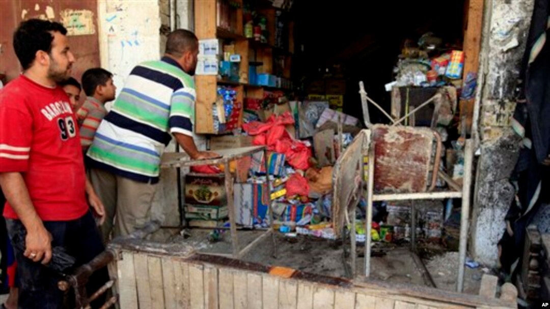 Một cửa hàng bị hư hại sau vụ đánh bom xe ở thành phố Kut, 100 dặm (160 km) phía đông nam thủ đô Baghdad, ngày 16/6/2013.