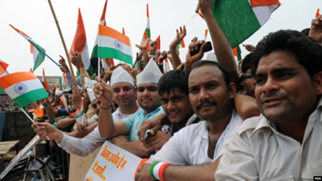Para pendukung aktivis anti-korupsi Anna Hazare melambai-lambaikan bendera nasional India di Taman Ramlila, New Delhi (22/8).