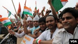 Para pendukung aktivis anti-korupsi Anna Hazare melambai-lambaikan bendera nasional India di Taman Ramlila, New Delhi (22/8).