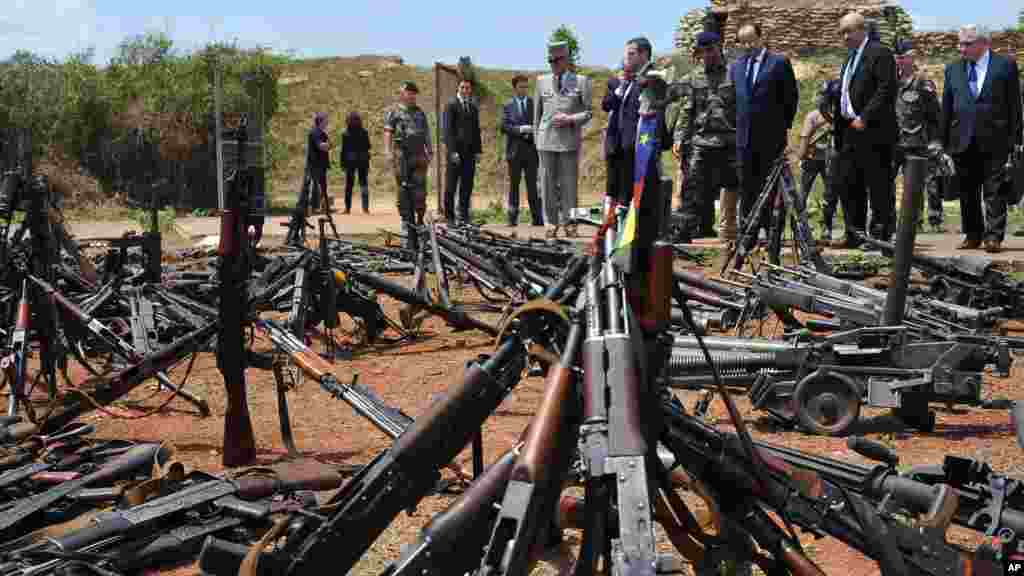 Le ministre de la Défense Jean-Yves Le Drian, le Président Francois Hollande et le ministre des Affaires étrangères Laurent Fabius inspectent un arsenal confisqué aux rebelles, le 28 février 2014.