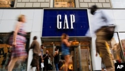 People pass by the GAP clothing retail store in Manhattan, New York, U.S., Aug. 15, 2016. 