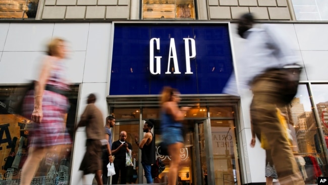 人们经过美国纽约曼哈顿的GAP服装零售店(2016年8月15日)。