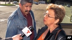 18일 제아의 어머니가 법원 밖에서 기자들의 질문에 답하고 있다.