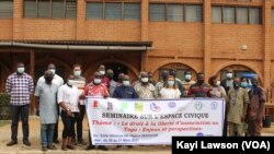 Photo de famille des participants d’un séminaire sur l’espace civique à Lomé, 31 mars 2021. (VOA/Kayi Lawson)