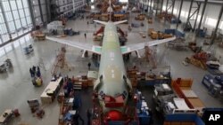 Karyawan Airbus tengah merakit pesawat jenis A320 di sebuah pabrik Airbus di Hamburg (Foto: dok). Produsen pesawat terbesar dunia ini akan membangun pabrik pertamanya di kota Mobile, Alabama, AS.