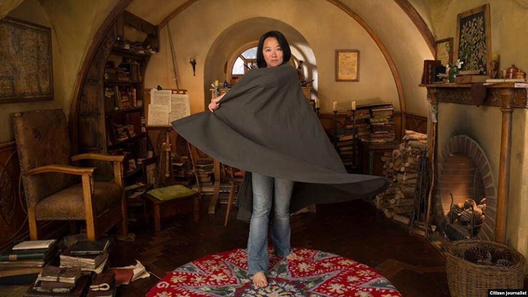 Rini Sugianto, animator the Hobbit: the Desolation of Smaug, berfoto di set rumah karakter Bilbo Baggins (foto: dok). 