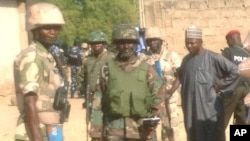 Tentara Nigeria melakukan pemeriksaan pasca serangan militan Boko Haram (foto: dok). Serangan Boko Haram menewaskan 45 petugas keamanan Senin (26/5).