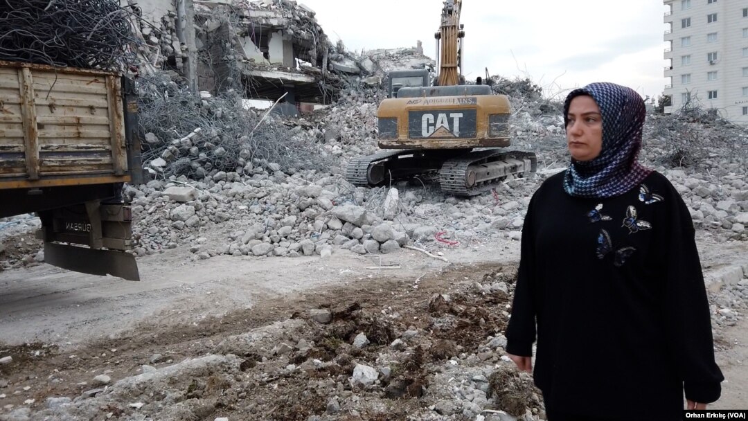  36 yaşındaki Açık, "Neredeyse ailemden 135 kişiyi kaybettim. Deprem geleceğe dair bütün umutlarımı yıktı. Ama ben onları yeniden inşa etmeye çalışıyorum" dedi.