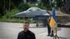 Ukrayna prezidenti Volodimir Zelenski Ukraynada adı açıqlanmayan yerdə Ukrayna Hərbi Hava Qüvvələrinə məxsus F-16 qırıcı təyyarələrinin qarşısında dayanaraq medianın suallarını cavablandırır, 4 avqust 2024.