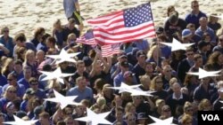 Estados Unidos goza de amplio apoyo entre la población australiana, según encuestas.
form a giant U.S. flag as they mark the attacks on the United States
one year ago today, September 11, 2002. American flags hung at half
mast in Australia and Ne