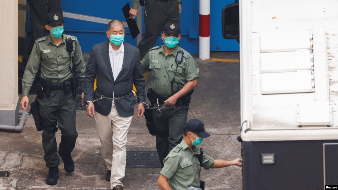香港壹傳媒創辦人黎智英離開收押所準備登上囚車前往法庭。（2020年12月12日）