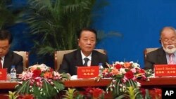 지난해 창춘에서 열린 동북아무역박람회에서 라선 특구 육성방침을 발표하는 구본태 북한 무역성 부상 (오른쪽)