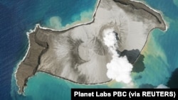 Foto Planet SkySat menunjukkan kepulan asap gunung berapi bawah laut Hunga Tonga-Hunga Ha'apai beberapa hari sebelum meletus pada 15 Januari, di Hunga Tonga-Hunga Ha'apai, Tonga, 7 Januari 2022. (Foto: Planet Labs PBC via REUTERS)