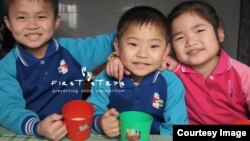 북한 강원도 원산 애육원(고아원) 아이들이 캐나다의 민간구호 단체 ‘퍼스트 스텝스가 지원한 두유를 마시고 있다. 퍼스트 스텝스 사진 제공.