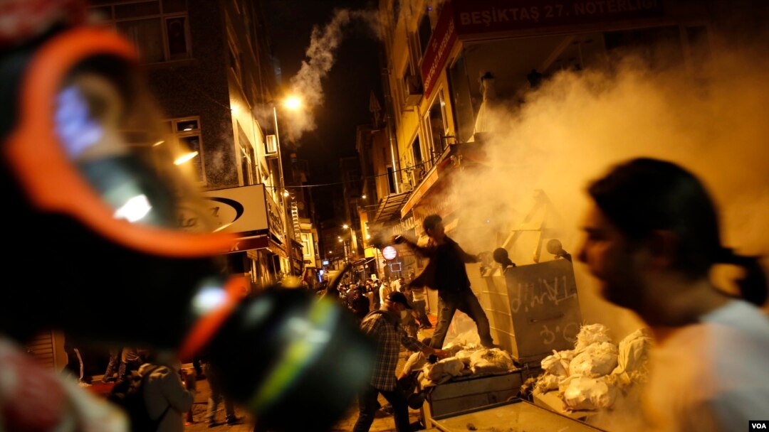 Para demonstran anti pemerintah bentrok dengan polisi anti huru-hara di dekat kantor PM Erdogan di Istanbul, Turki (2/6). 
