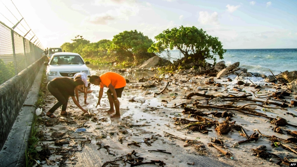 ARCHIVO - Una fotografía tomada el 6 de diciembre de 2021 muestra las inundaciones causadas por la marea alta que afectaron la carretera hacia el aeropuerto de la capital de las Islas Marshall, Majuro. Las naciones insulares del Pacífico son cada vez más vulnerables.