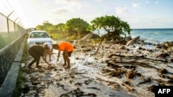 ARCHIVO - Una fotografía tomada el 6 de diciembre de 2021 muestra las inundaciones causadas por la marea alta que afectaron la carretera hacia el aeropuerto de la capital de las Islas Marshall, Majuro. Las naciones insulares del Pacífico son cada vez más vulnerables.