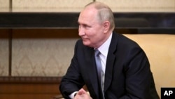 ARCHIVO - El presidente ruso, Vladimir Putin, escucha al presidente de Vietnam, Vo Van Thuong, durante su reunión al margen del Foro de la Franja y la Ruta en Beijing, China, el martes 17 de octubre de 2023. (Grigory Sysoyev, Sputnik, Kremlin Pool Photo vía AP)