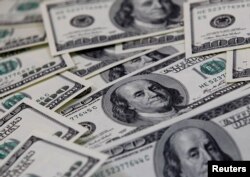 FILE PHOTO: U.S. one hundred dollar notes are seen in this picture illustration taken in Seoul, Feb. 7, 2011.