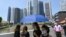 Người dân đi trên cầu gần khu tài chánh tại Singapore ngày 20/4/2021.