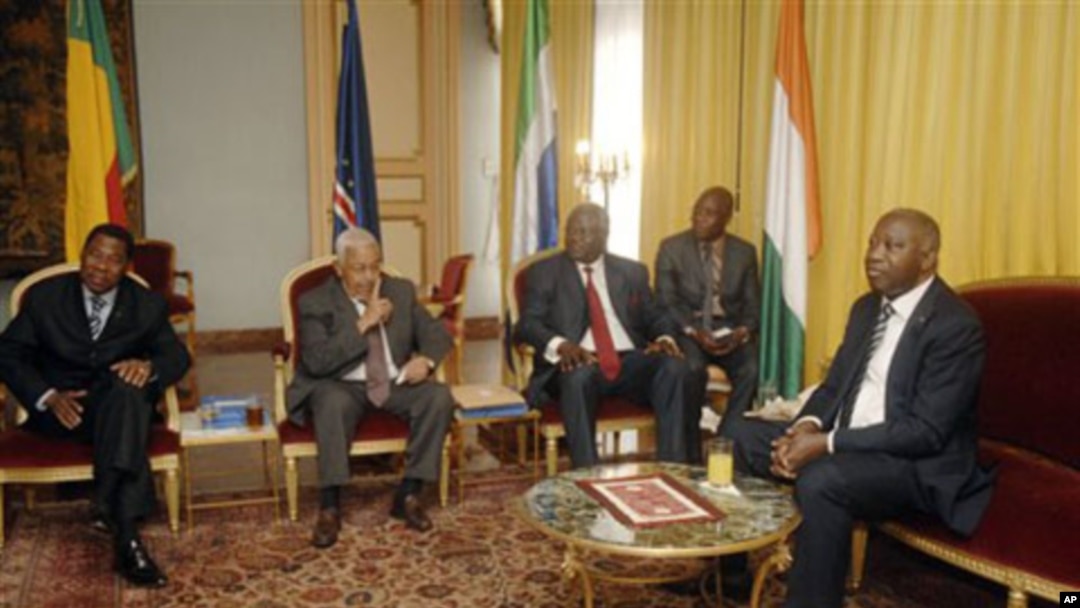 West African leaders meet with Ivory Coast President Laurent Gbagbo, right, at the Presidential palace in Abidjan, 28 Dec 2010, with left to right; Benin President Boni Yayi, Cape Verde President Pedro Pires, Sierra Leone President Ernest Bai Koroma