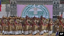 Polisi India berpartisipasi dalam perayaan atas berdirinya negara baru Telangana di Hyderabad, India, Senin (2/6).