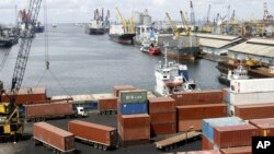 Kegiatan bongkar muat barang (kontainer) di pelabuhan Tanjung Priok, Jakarta (foto: dok).