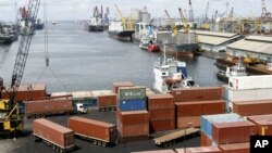 Para pekerja pelabuhan menurunkan kontainer-kontainer dari sebuah kapal di Pelabuhan Tanjung Priok, Jakarta, 13 Desember 2012. (Foto: AP)