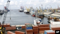 Para pekerja menurunkan muatan kapal dari sebuah kapal di pelabuhan peti kemas di Tanjung Priok, Jakarta, 13 Desember 2012. (Foto: dok). 